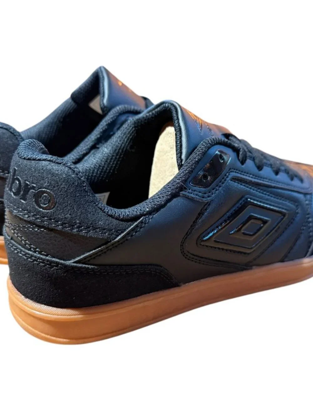 New Without Box Umbro Men's 8.5 Black Leather Gum Sole